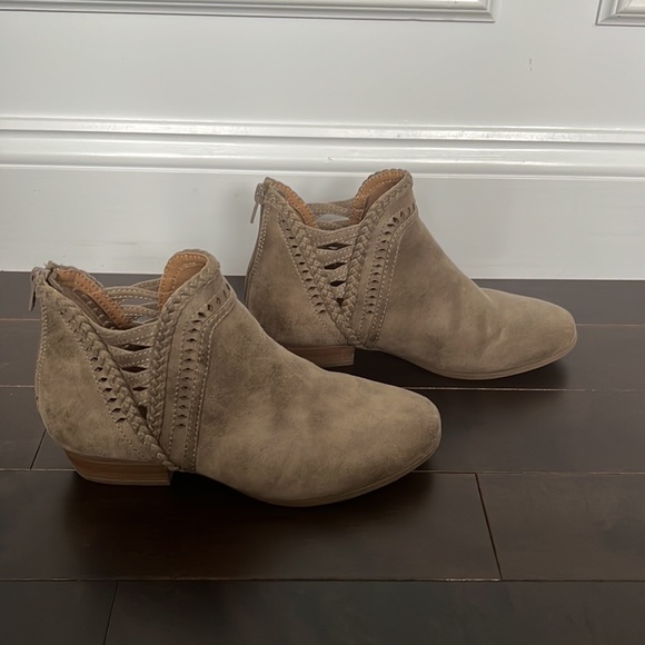 SO memory foam tan zip up back booties 1” heel Girls sz 4 - Picture 3 of 7